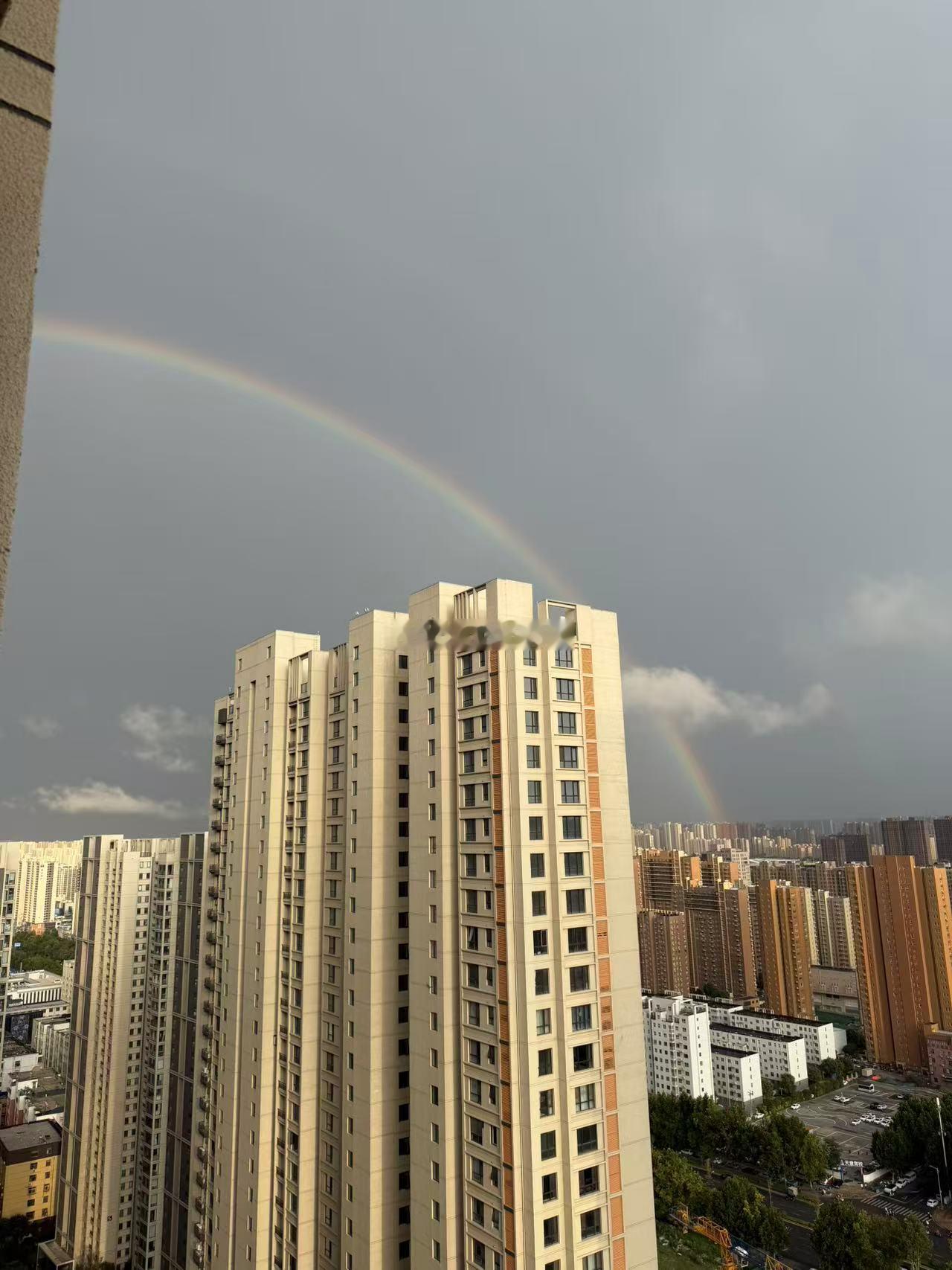 仔细看，两人拍照正好一人一半