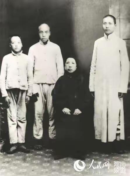 谁懂毛主席的苦？一生痛失6位至亲，却把悲伤熬成民族希望
 
你以为伟人天生无坚不