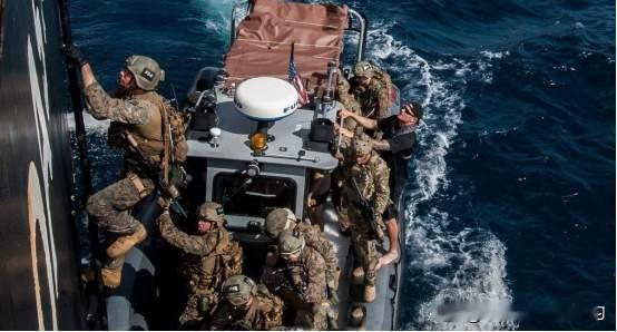 美国这次真是把“海盗”行为玩到公海上了！前几天美军直升机公然拦截中国香港公司的油