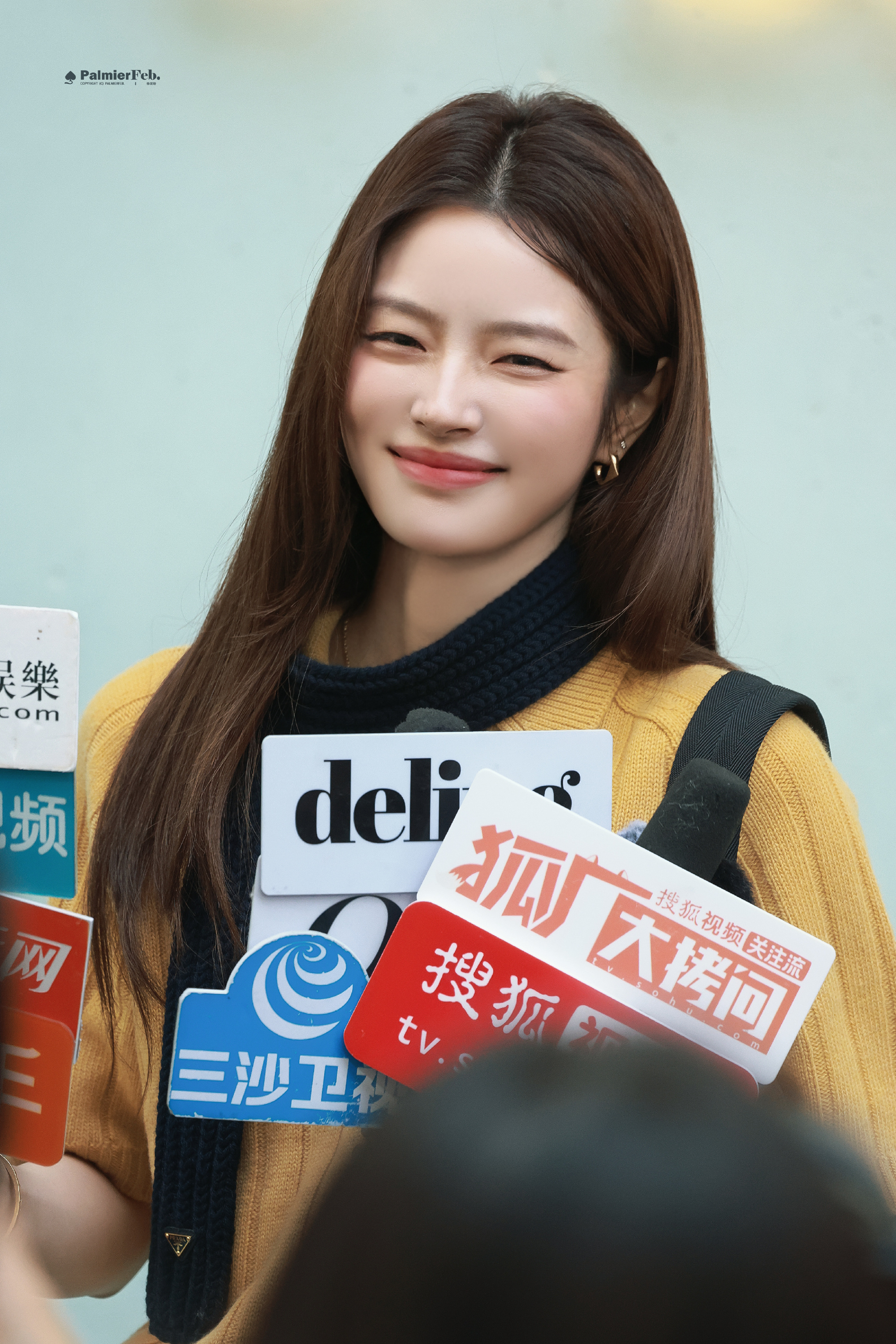 徐若晗武汉线下生图徐若晗线下活动生图好美…本人又高又瘦，明黄色针织配黑百褶裙灵动