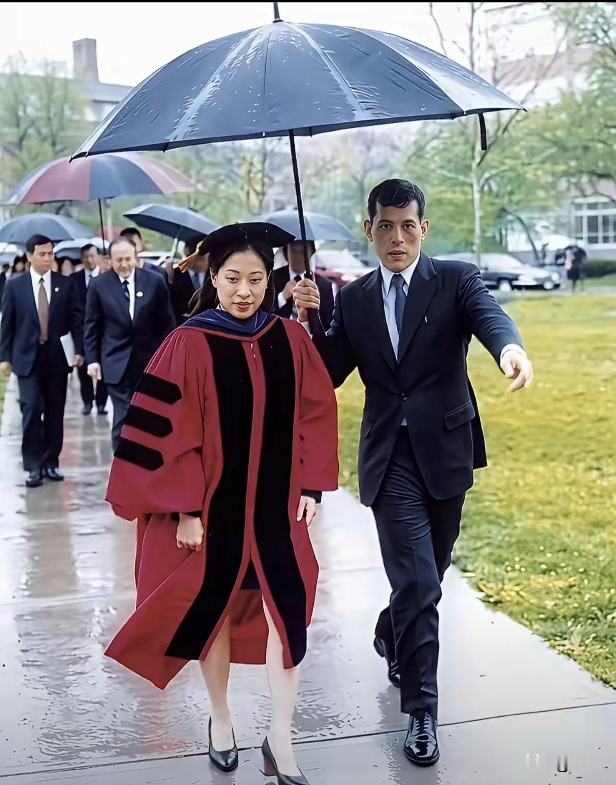 2005年，27岁的帕公主迎来康奈尔大学法学博士毕业典礼，这张尘封旧照在她病逝后