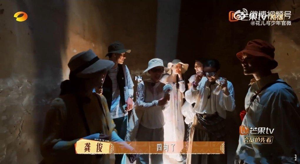 龚俊紧急闭麦花少团花儿与少年 龚俊这波操作绝了！那英领唱《逆光》，他一边给姐姐们