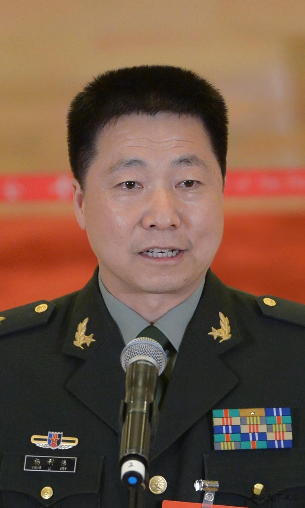 节目中，杨澜问杨利伟:出发前的那一晚上，你和媳妇都聊些什么啊？杨利伟说:我几乎没