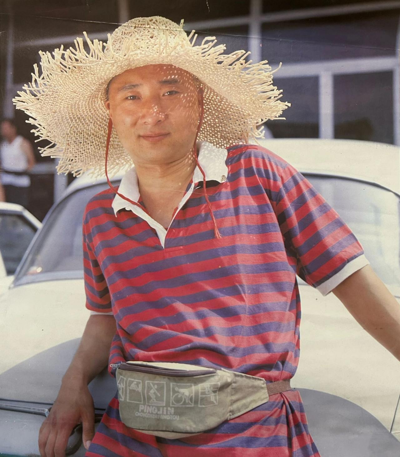 这带草帽的帅哥有认识的吗？小眼睛很精神，蓝红色横纹Pole衫，腰间挂着钱包，头上