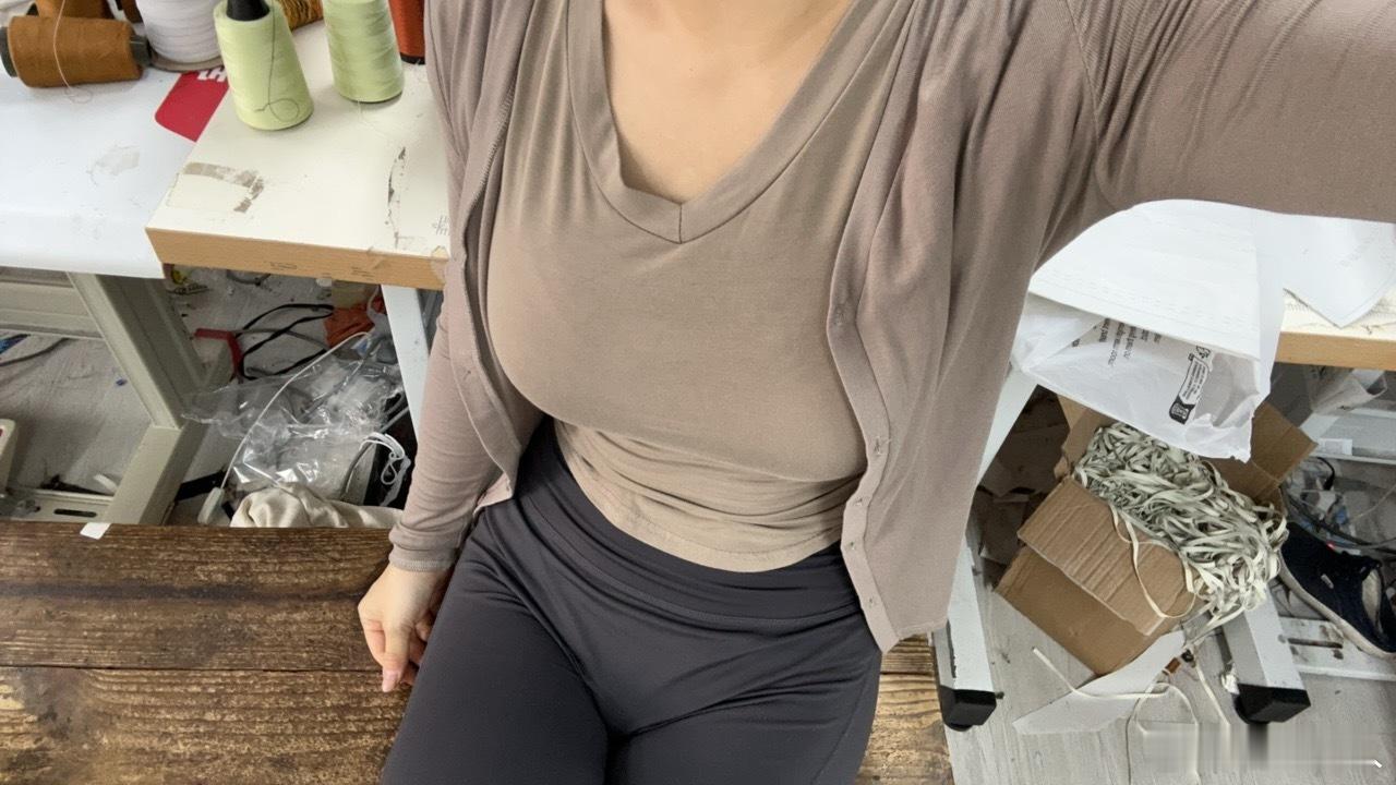 换了家健身房。找的女教练。果然比男教练练的好。艹。新健身房一节课顶我旧健身房两三