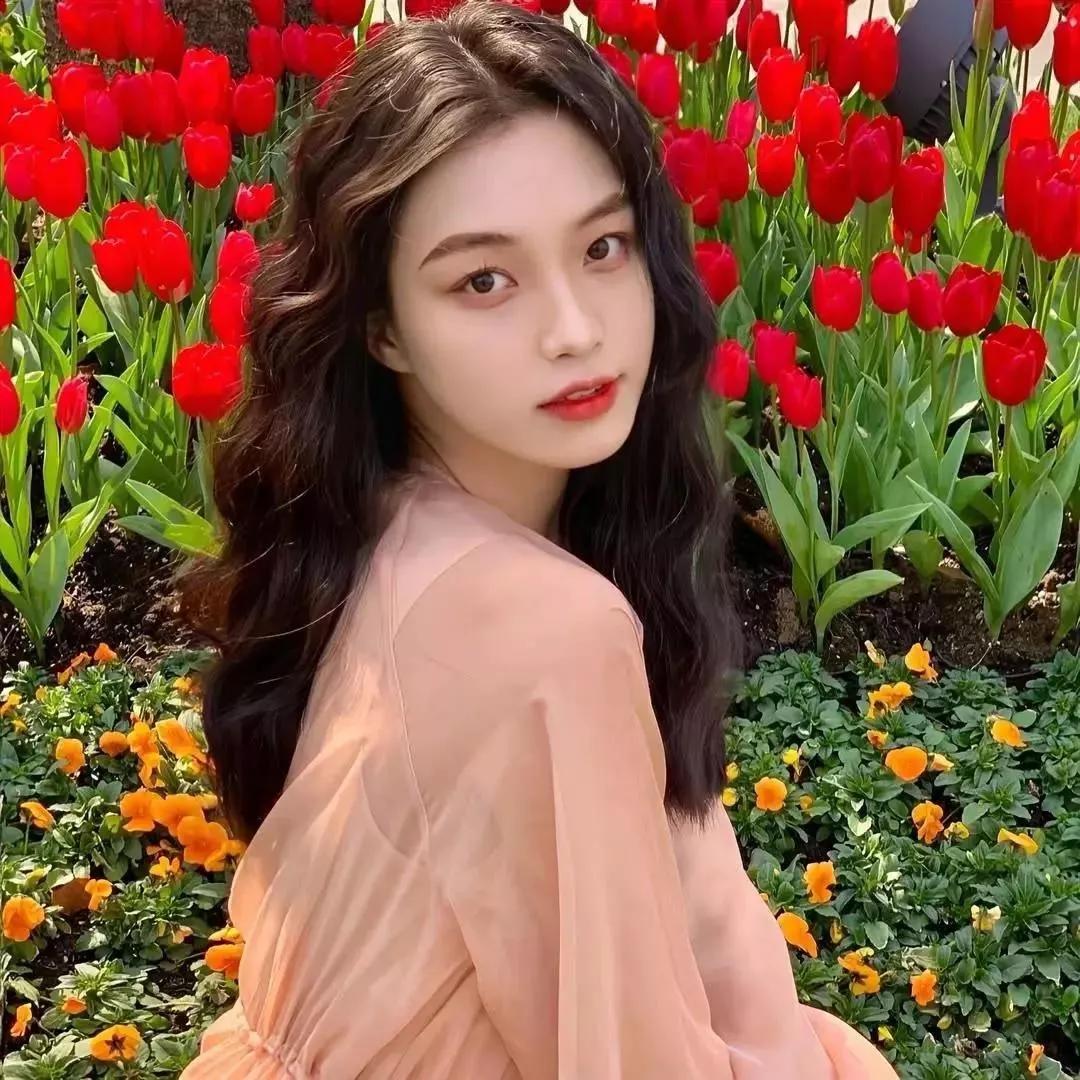 花海中的甜美少女，粉色裙摆飘逸如梦梦幻粉色的花海 花海少女照 花海少女 蓝色花海