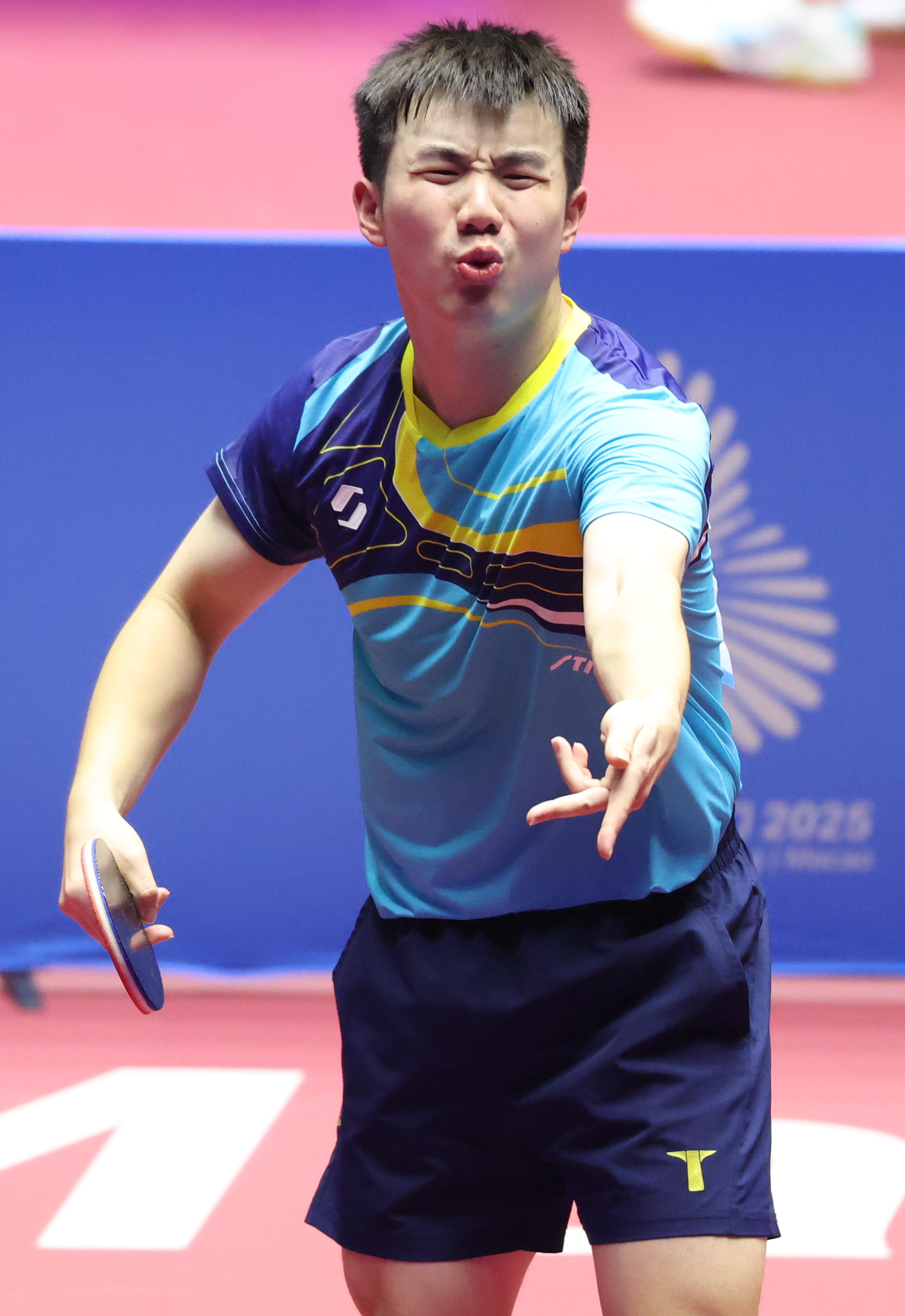 爆冷淘汰梁靖崑的于何一，来自河南。可谓一战成名了！