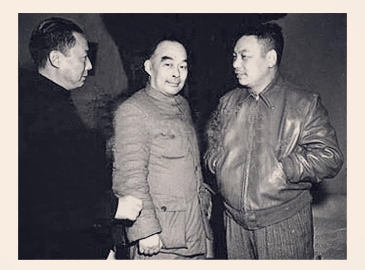没想到1949年开国大典都办完了，国民党三个实权大佬还敢凑在大陆拍“反攻打气照”