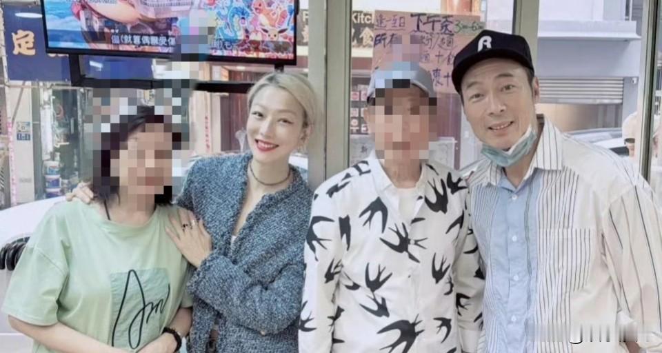 郑秀文许志安和友人聚餐


画面中两人状态轻松，笑容自然。郑秀文皮肤好白呀！白皙