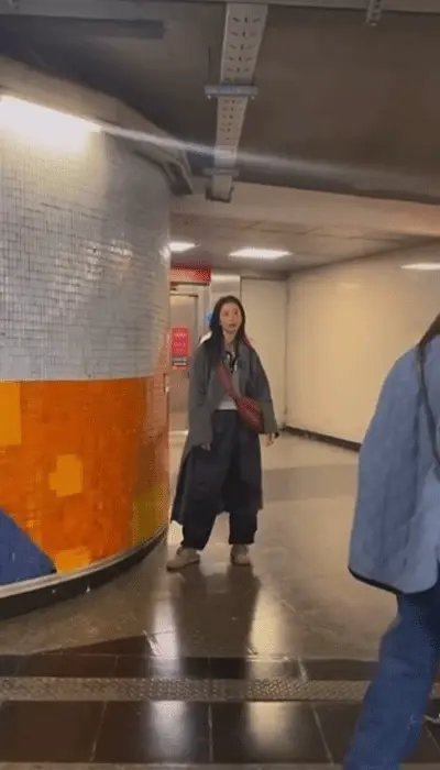 她到底在拽什么 ​​​