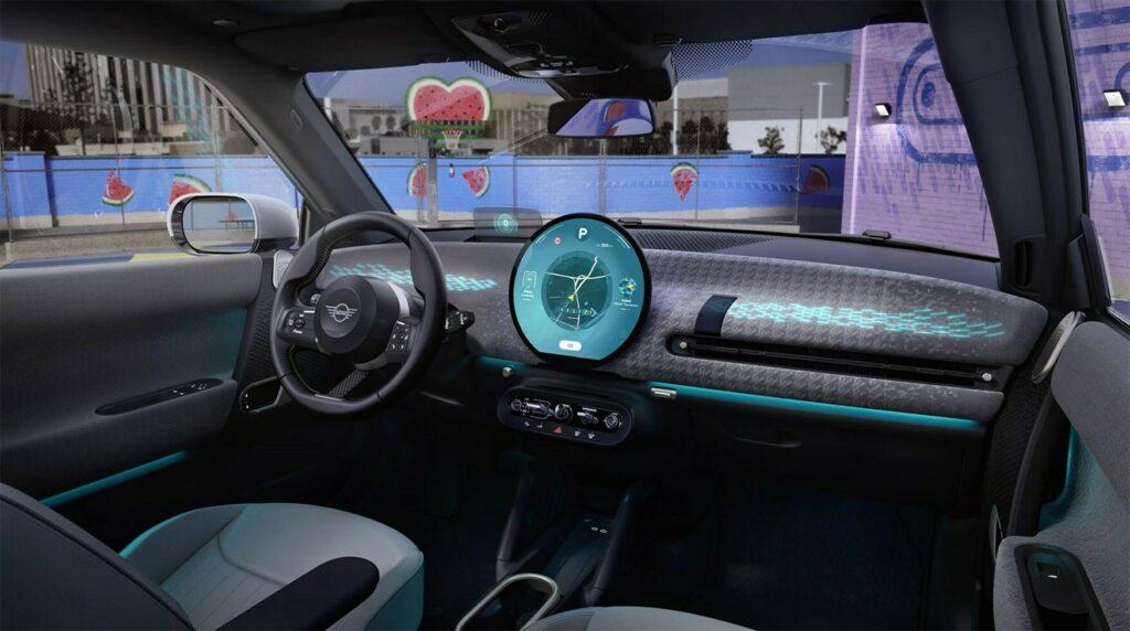 新款Mini Cooper EV内饰曝光，新车内饰最引人注目的元素就是中控圆形屏