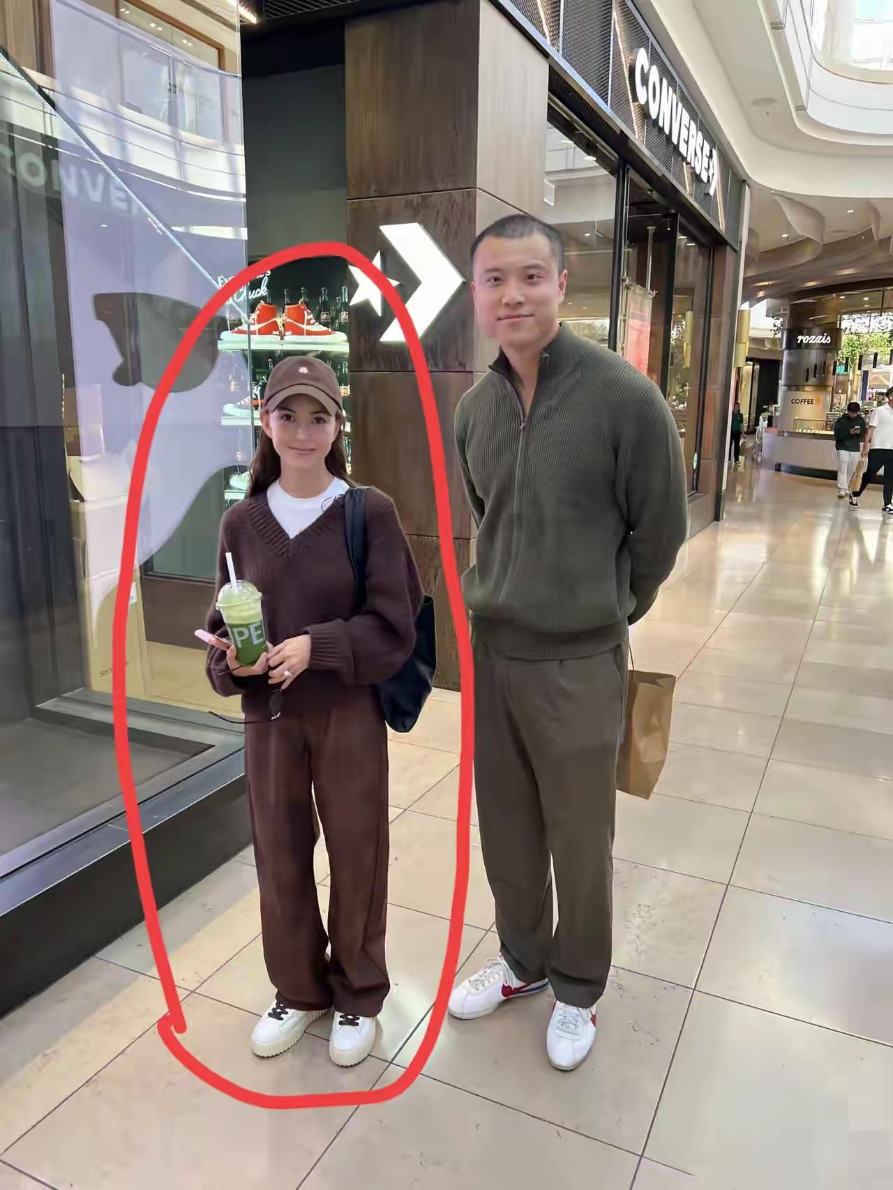 周董老婆昆凌那么矮，感觉只有1.5米，是不是旁边那个男生有两米？
怎么感觉昆凌那