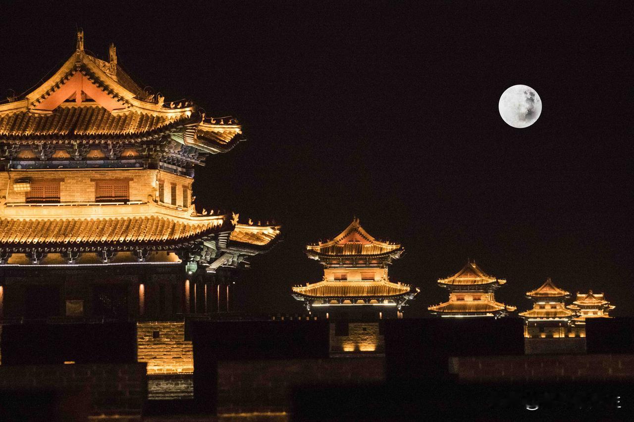 月色倾泻，楼影绰约，这一刻，忻州古城是懂浪漫的。
原创作品.禁止盗图