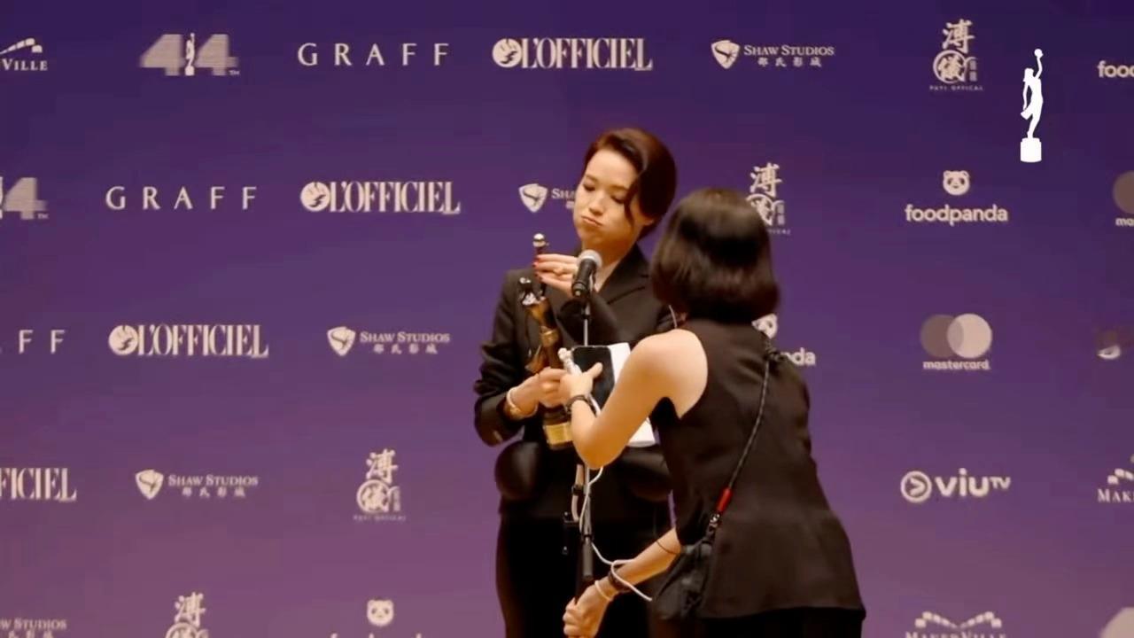 可爱鼠舒淇好认真地检查金像奖奖杯🤣 