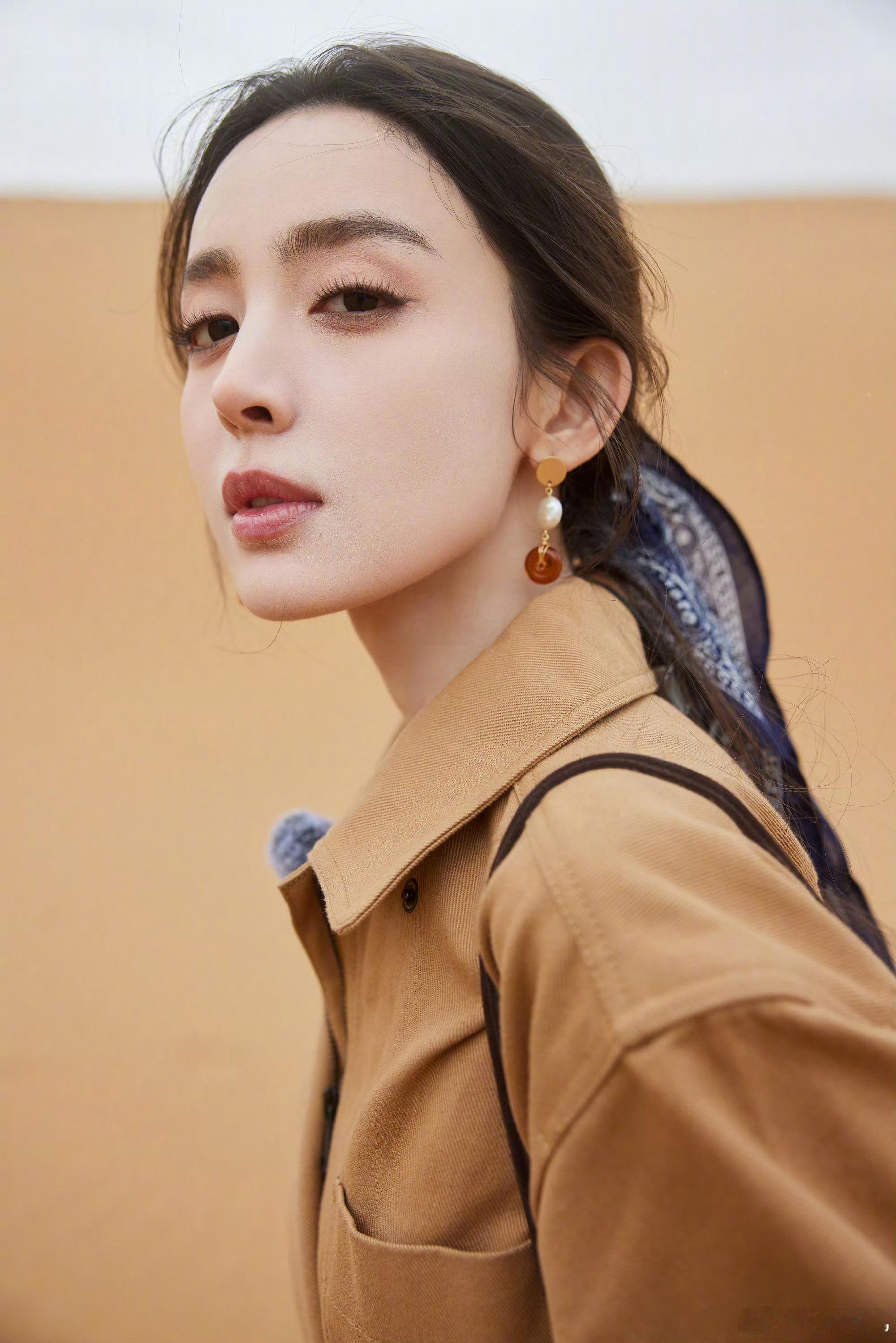 娜扎美是美，但眼神不强，五官偏弱，看重感情偏又难在感情上如意命运。 ​​​