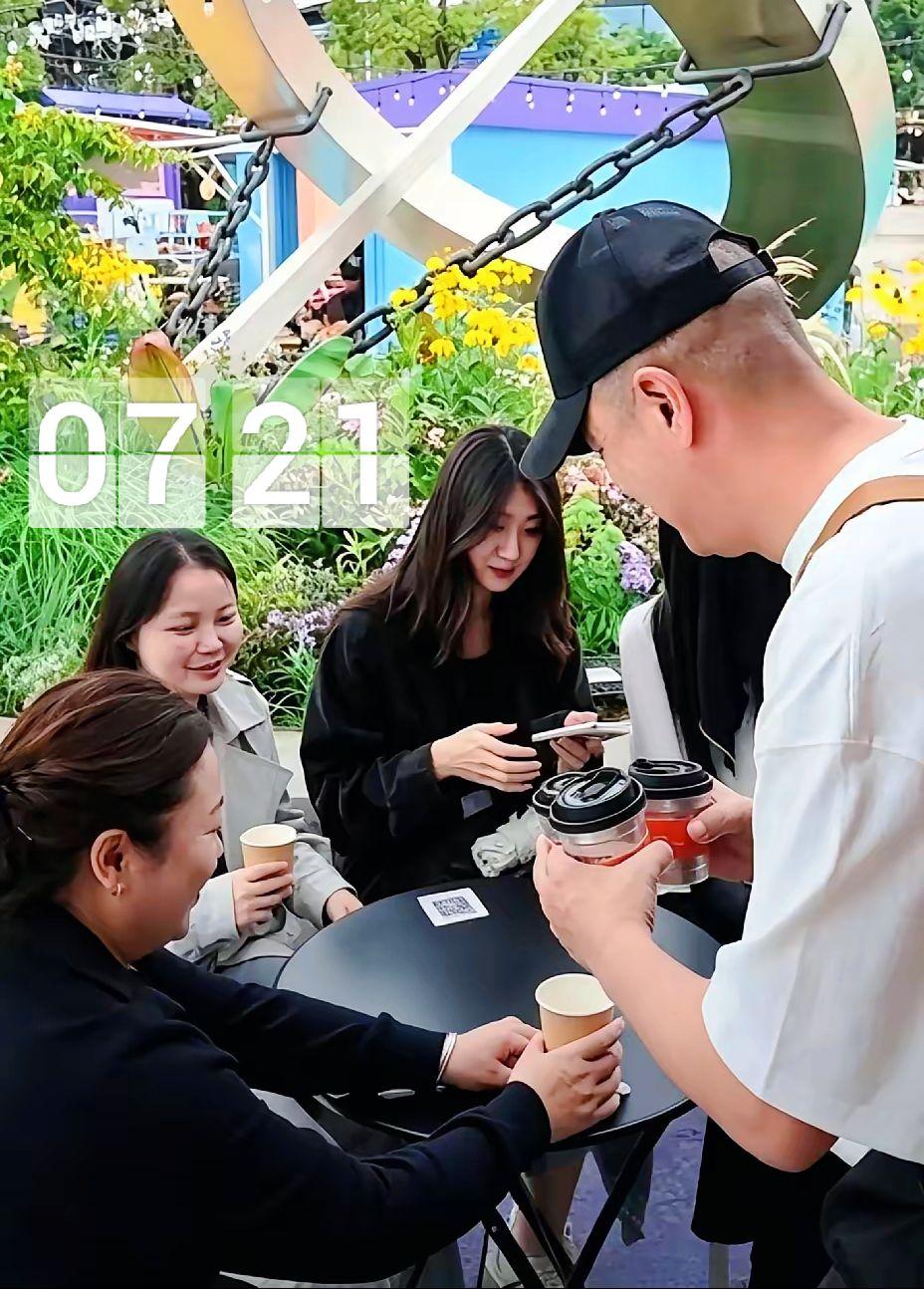 李嫣和姐姐春燕到自己家的咖啡店打卡，老父亲李亚鹏亲自服务。
李亚鹏在昆明的咖啡店