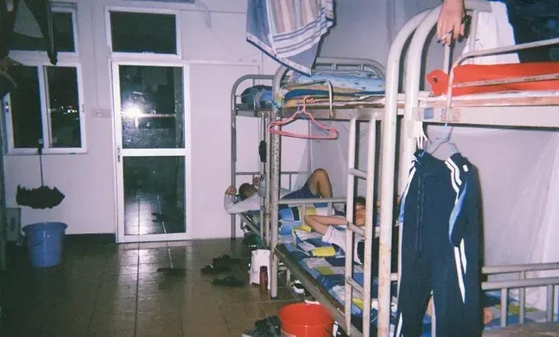 高中男生宿舍点烟被老师逮个正着，他张嘴就来“熏蚊子”老师低头闻了闻，慢悠悠一句：