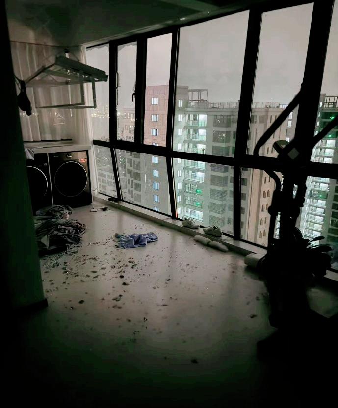 房子不要做成太大的玻璃。

建筑设计的带窗台的窗户尺寸，完全符合一个房间的正常采