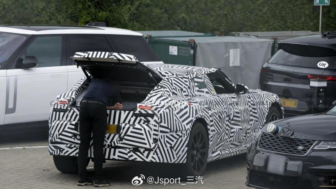 捷豹GT 没错，三厢结构因为衣帽架下一点，后排靠背，就是一块电池极小的平面二维开