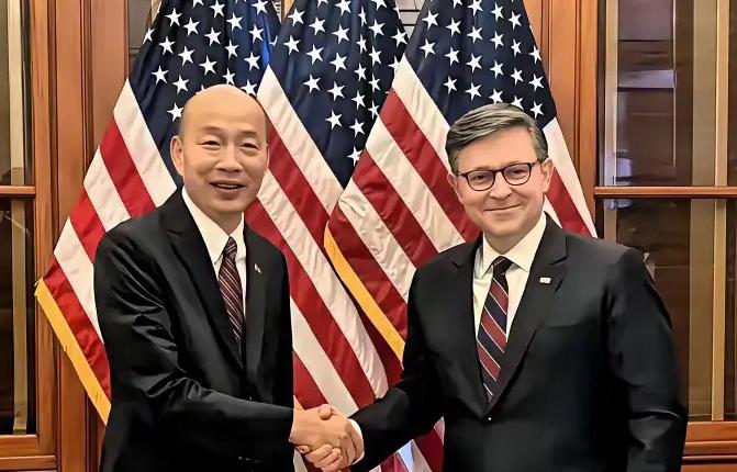 蔡英文见了佩洛西，丢了所谓"海峡中线"；韩国瑜见了约翰逊，会丢掉国民党最后那点"