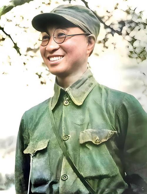 1925年10月，国民革命军第二次东征讨伐军阀陈炯明，蒋介石任总指挥，陈赓是黄埔