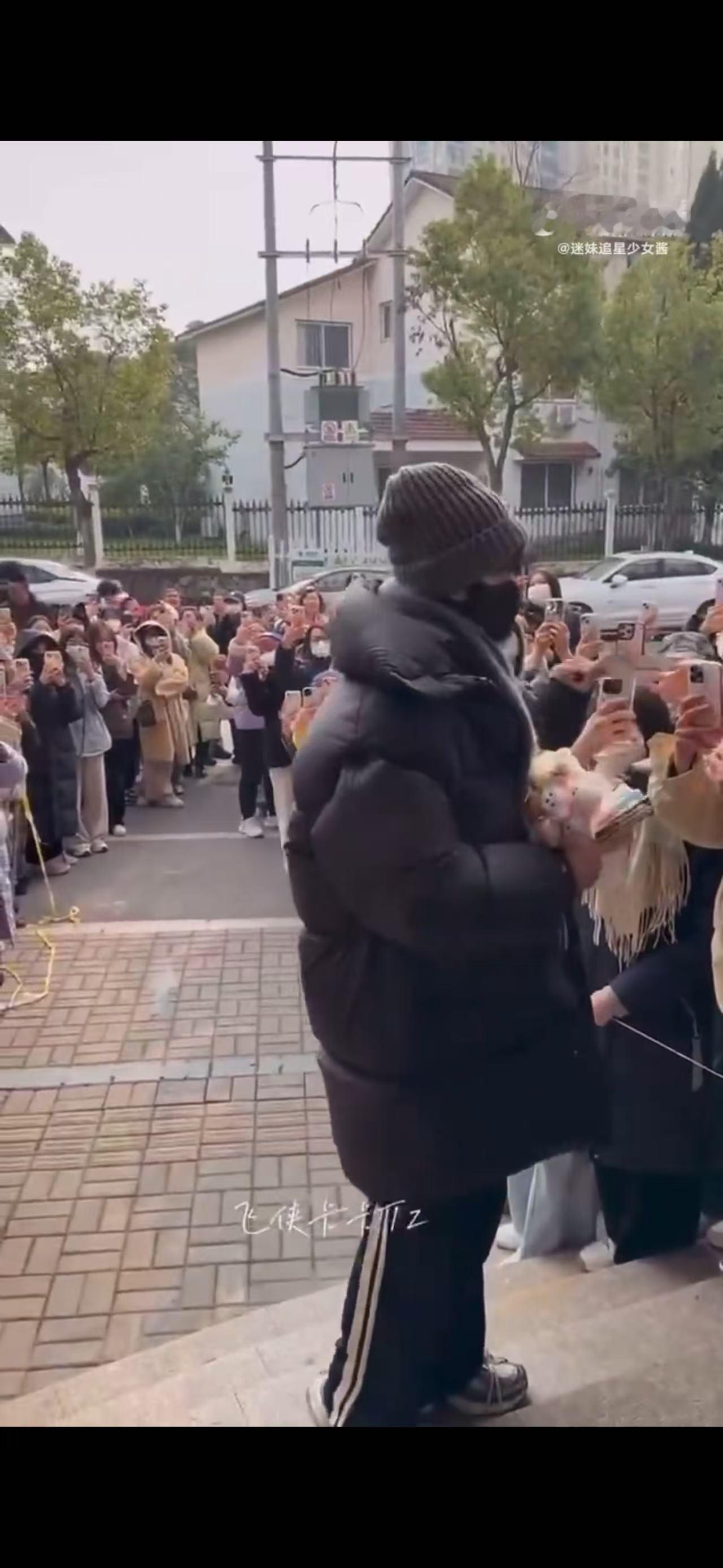 等我小了也要喊周翊然哥哥  当看到周翊然和小朋友这样的互动，不仅仅让我们感受到这