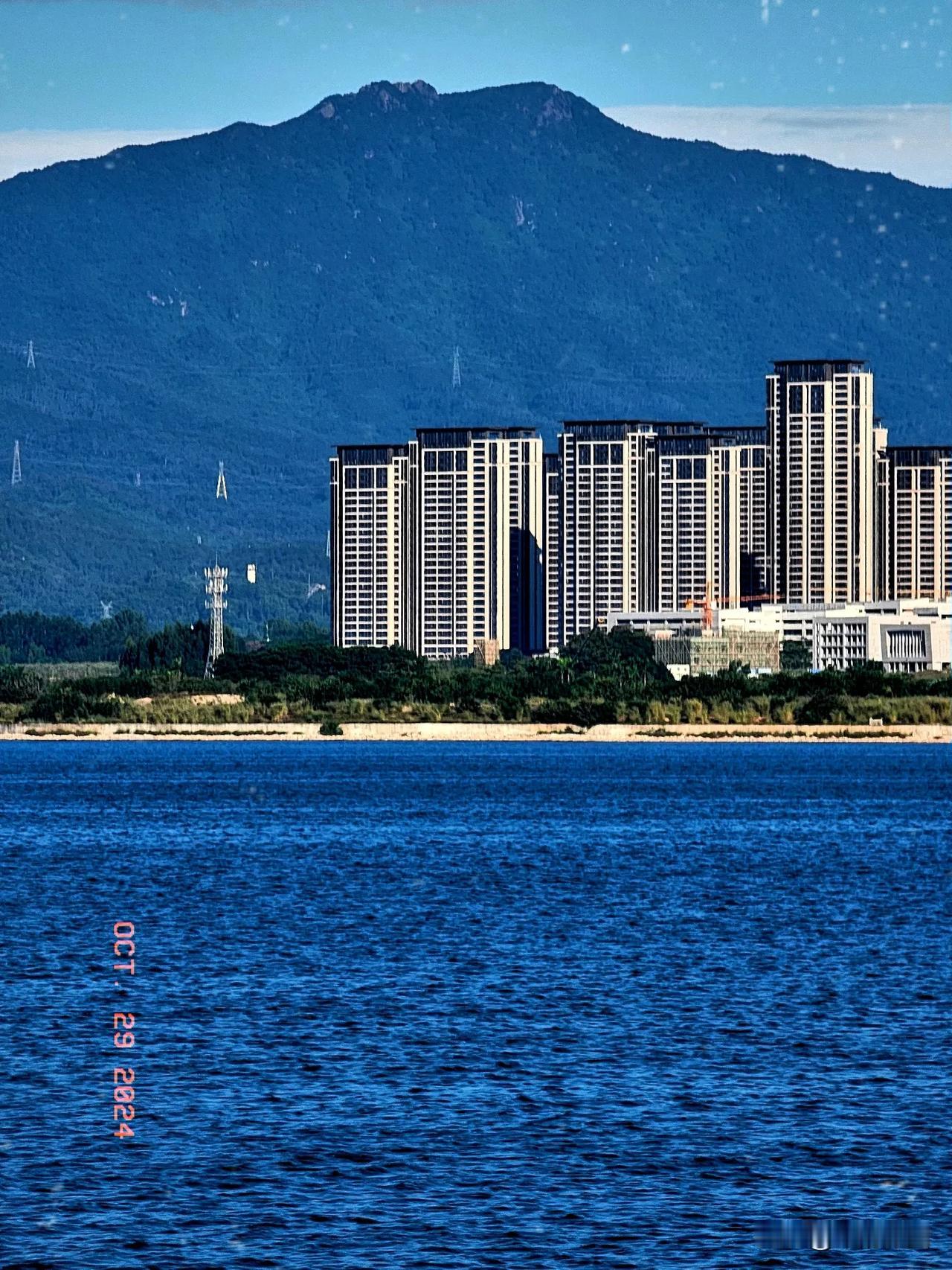 厦门的高山大海
图一，仙灵棋山，海拔高度为916米‌，厦门海沧区最高峰，与漳州市