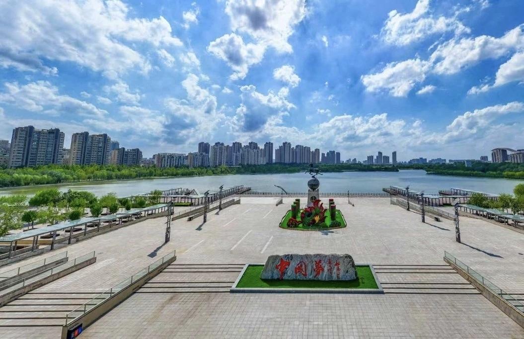 德州的产业相对来说不是特别发达，但也有些知名产业。
德州素有“中国太阳城”之美誉