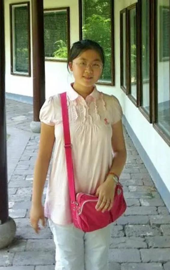 2013年，她勇夺辽宁省文科状元，随后被香港大学录取，并获得香港大学全额奖学金，