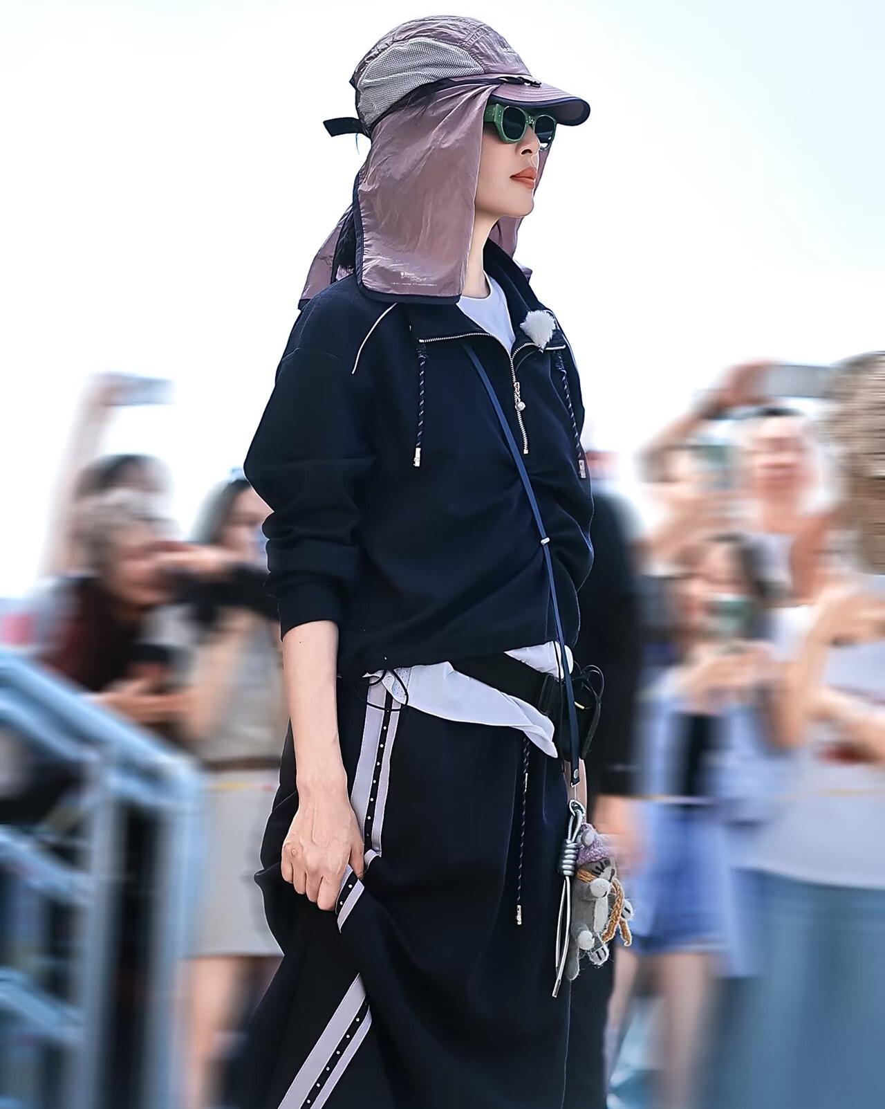 论女明星防晒哪家强，
看看辛芷蕾这套装扮如何呢？
不得不说这个颜色搭配看着很舒服