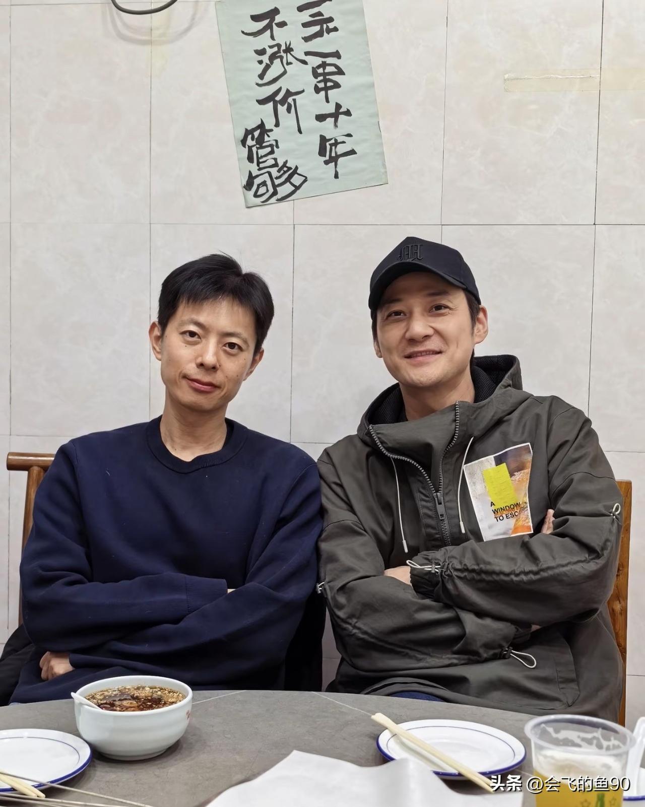 时隔十二年，《父母爱情》中江卫国和江卫东两兄弟，又聚在一起，在小餐馆小酌叙旧。当