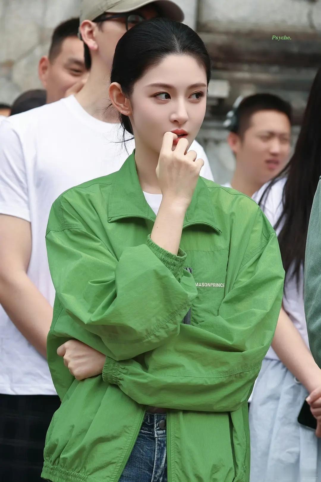赵晴有望靠脸成为00主力军吗刷到今天开机这个贴头皮真的美到我了 ​​​