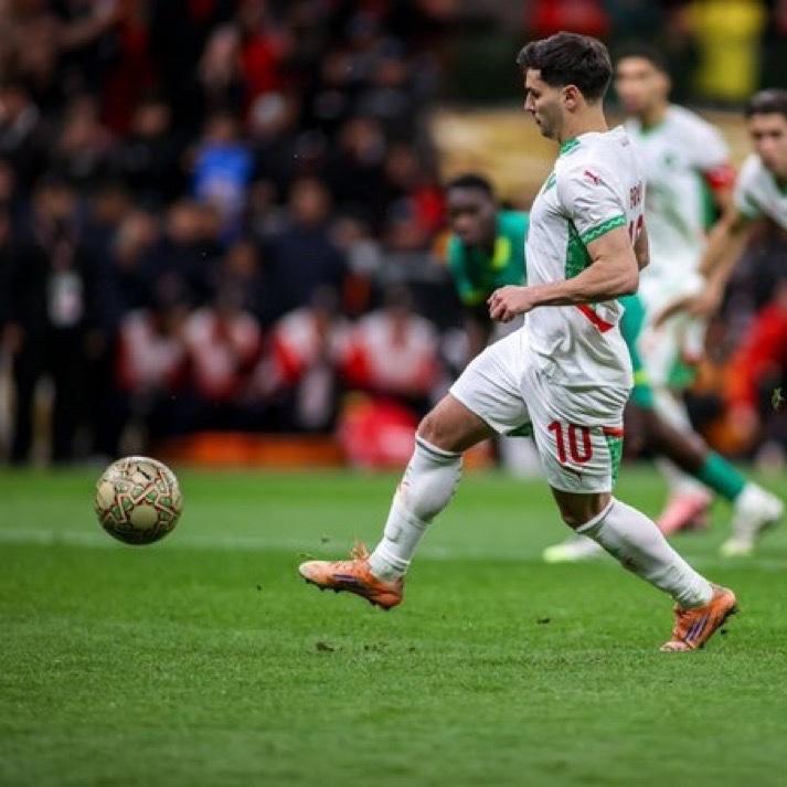 路易斯·恩里克谈迪亚兹的勺子点球： 
“我们今天在巴士上谈到了这件事。我记得齐达