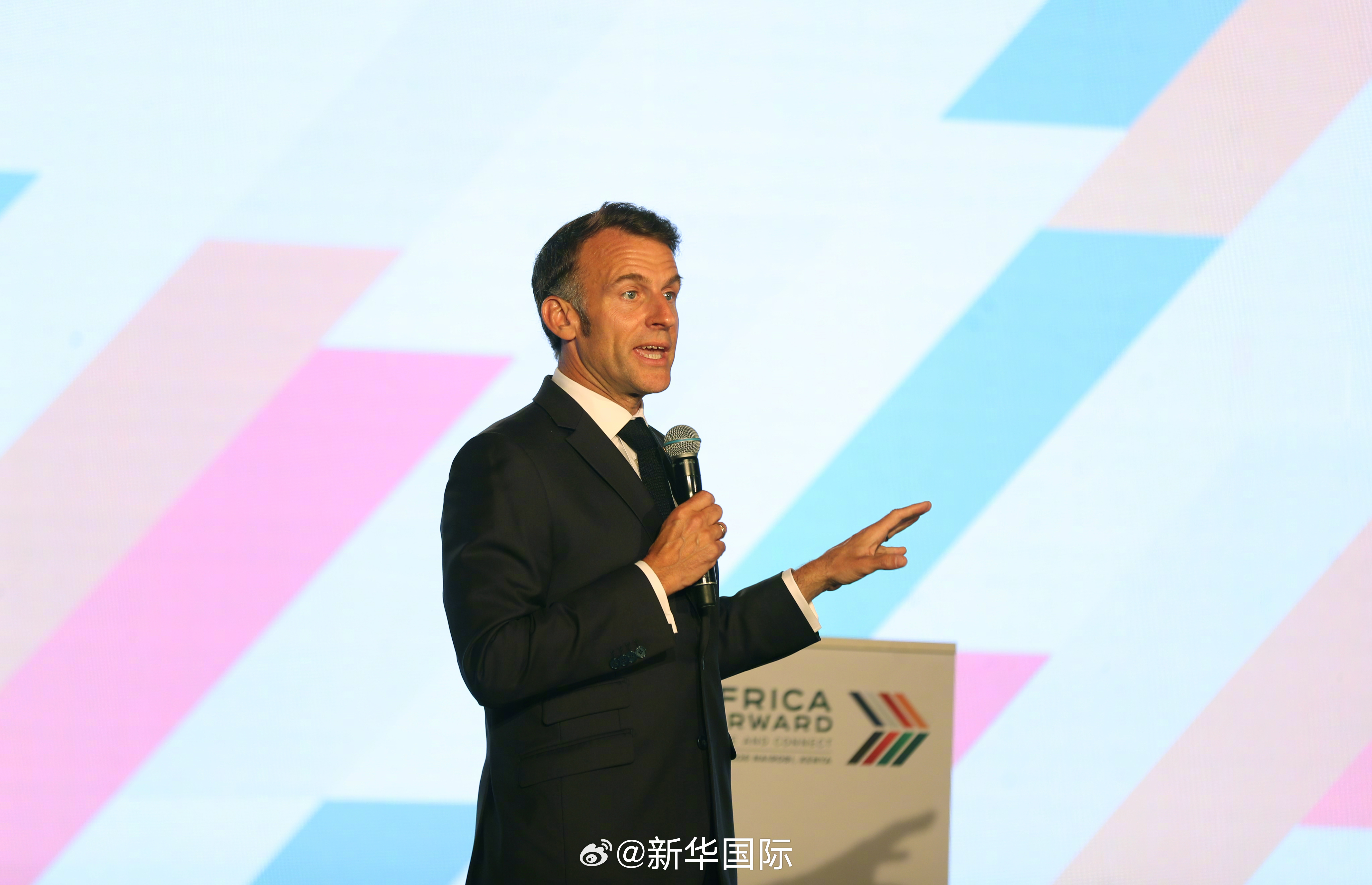 【马克龙称法国愿为美伊谈判提供支持 】法国总统马克龙6月1日在社交媒体发文说，法