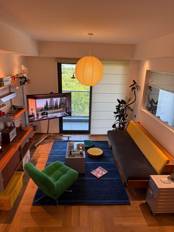 硬装只做了局部改动，不想向精装原本普通的设计妥协，于是把重心放在软装搭配上。从色