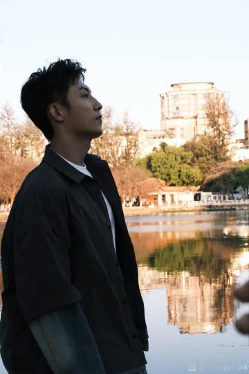 #黄景瑜 你粉蹭我衣服上了# 看他那嫌弃的样子啊[允悲] ​​​