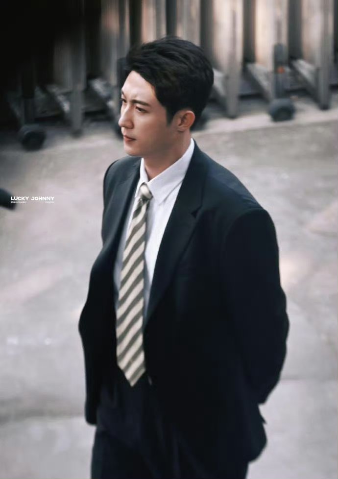 黄景瑜卢云翔青年企业家，这一身西装造型走路的黄景瑜的含金量谁懂，体制内男友 