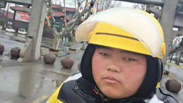 作为马陵山镇唯一的骑手兼站长，他通过月入过万的收入证明了县域经济的消费潜力。与城