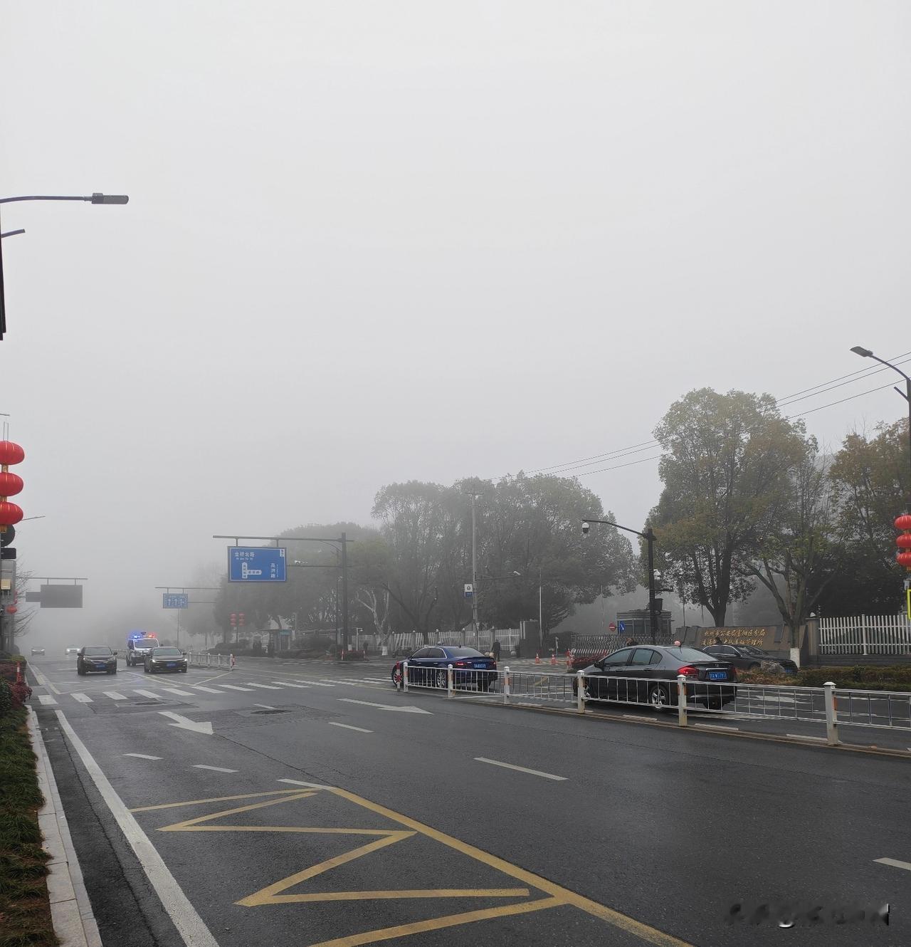 今天大雾，能见度低，就乘车去城东市场买年货，乘车时发现一车都是老年人，他们基本上