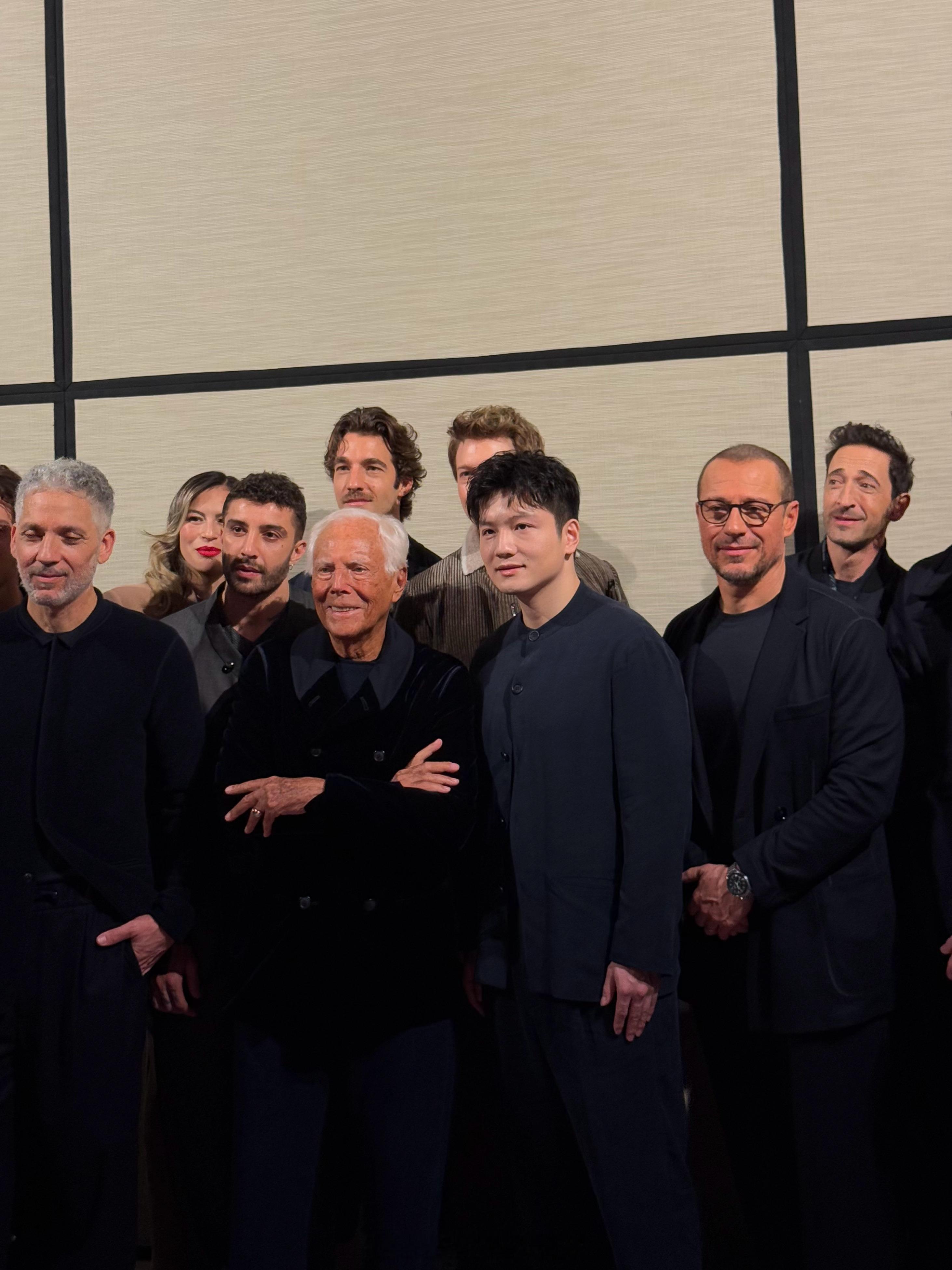 樊振东阿玛尼合影C位 应该的我们奥运会也是c位[老师好] 