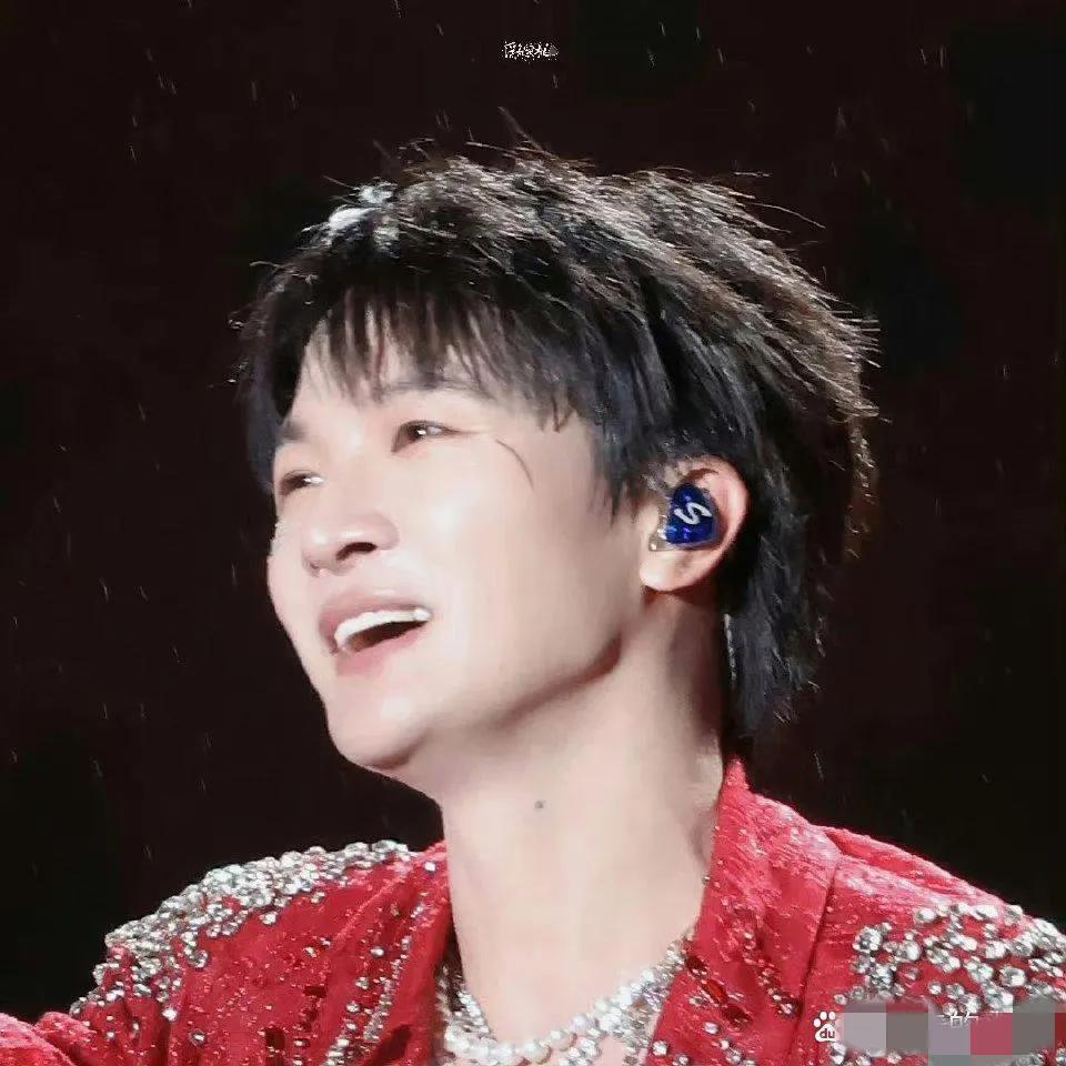 快被周深的双眼皮贴笑死了，在舞台上深情演唱的周深，双眼皮贴唱着唱着就离家出走了，