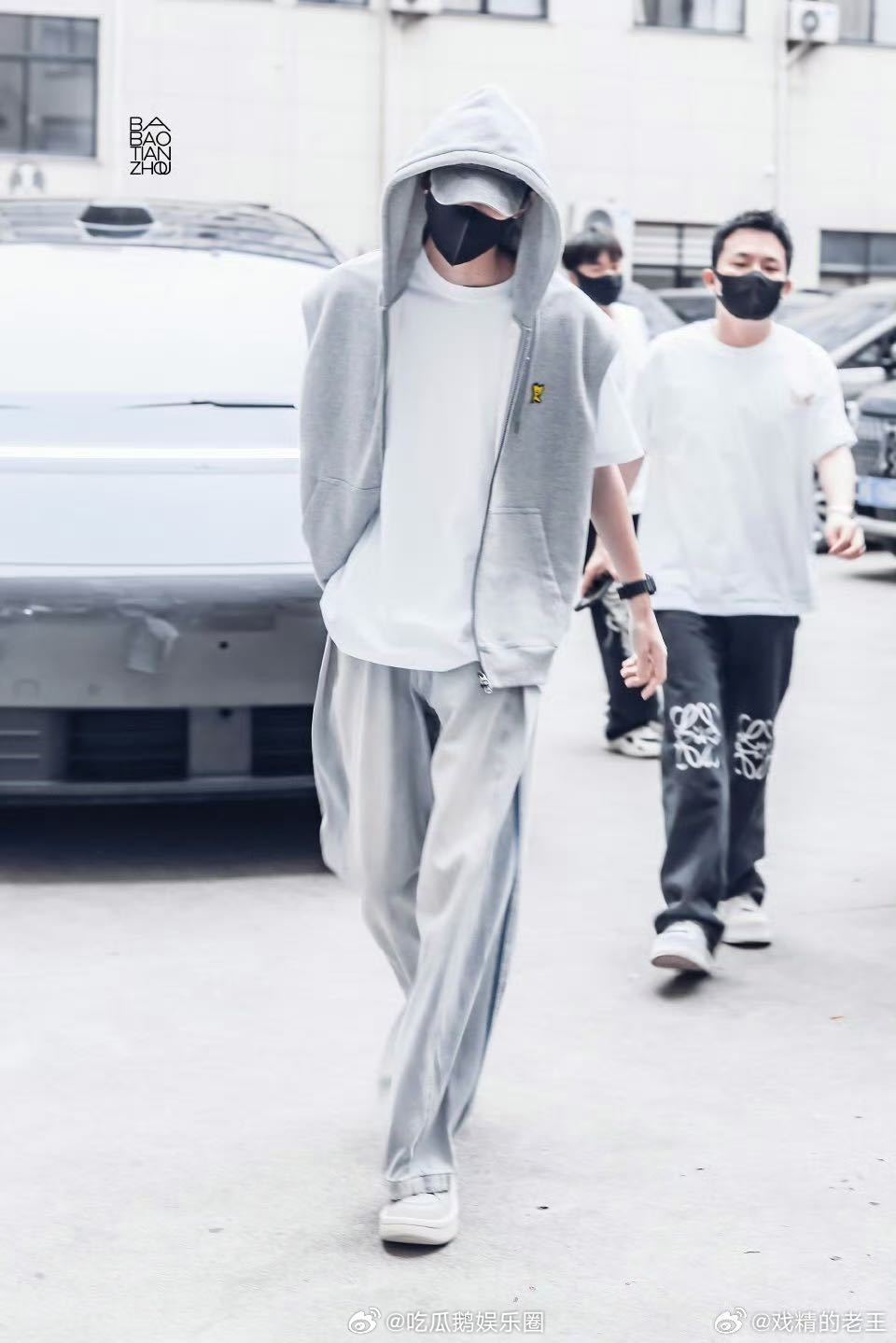 周翊然翘楚开机发言周翊然开机照帅炸！谢燕来这角色名听着就像要火，开机大吉大利 ​