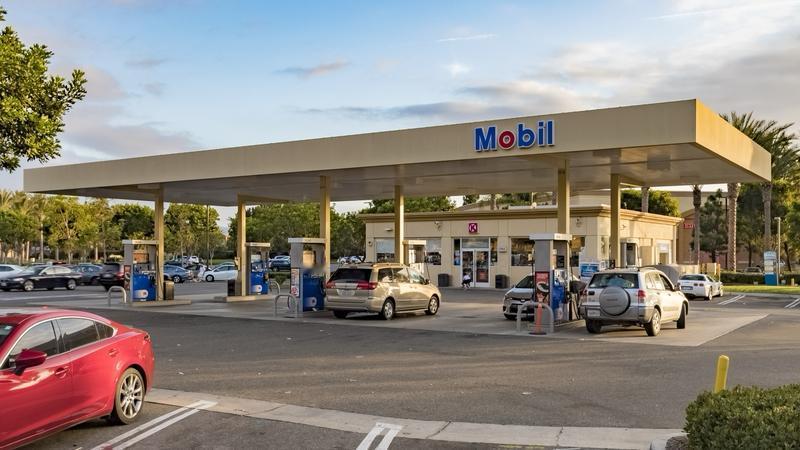 12月11日，江门一美孚加油站“双十二”促销搞出了大动静。他们请衣着暴露的模特现