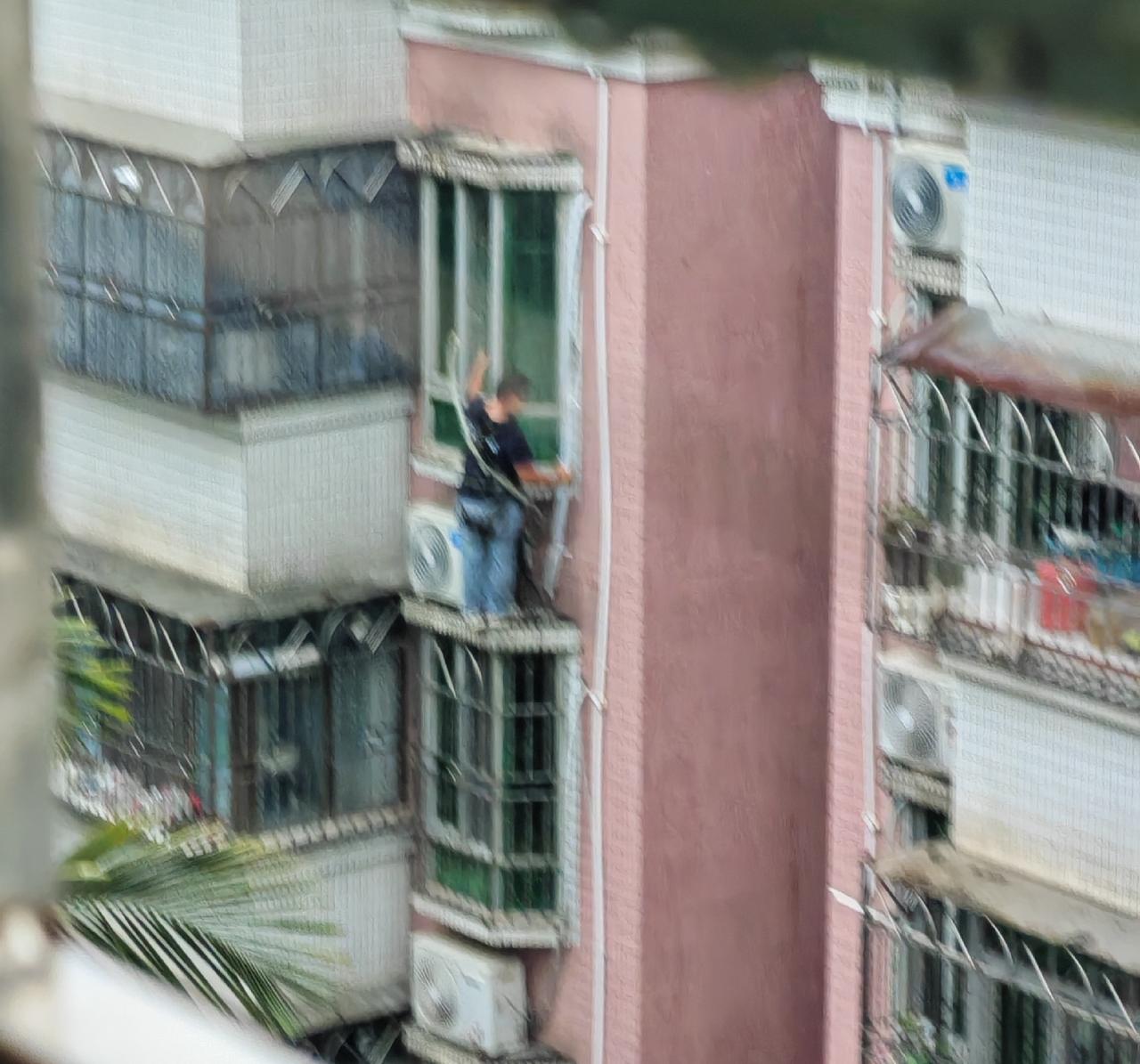 台风要来，现在又是风又是雨，居然还有人在高空作业修空调还是装空调？脚下一滑那不就