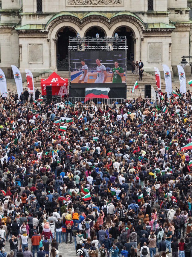 保加利亚人民在广场上观看了男排世锦赛决赛2025男排世锦赛排坛动态 ​​​
