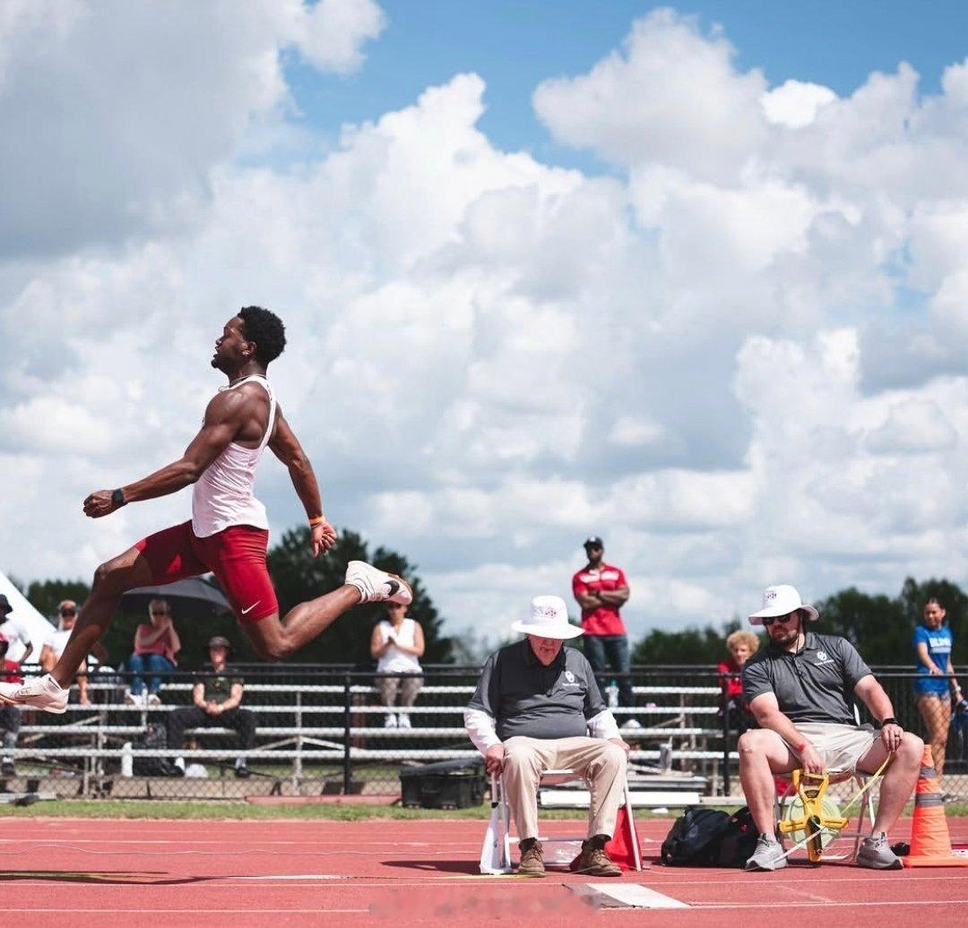 🇺🇸肯尼迪·斯特林菲洛室外跳出8米07的个人最好成绩，他本赛季室内跳过8米2