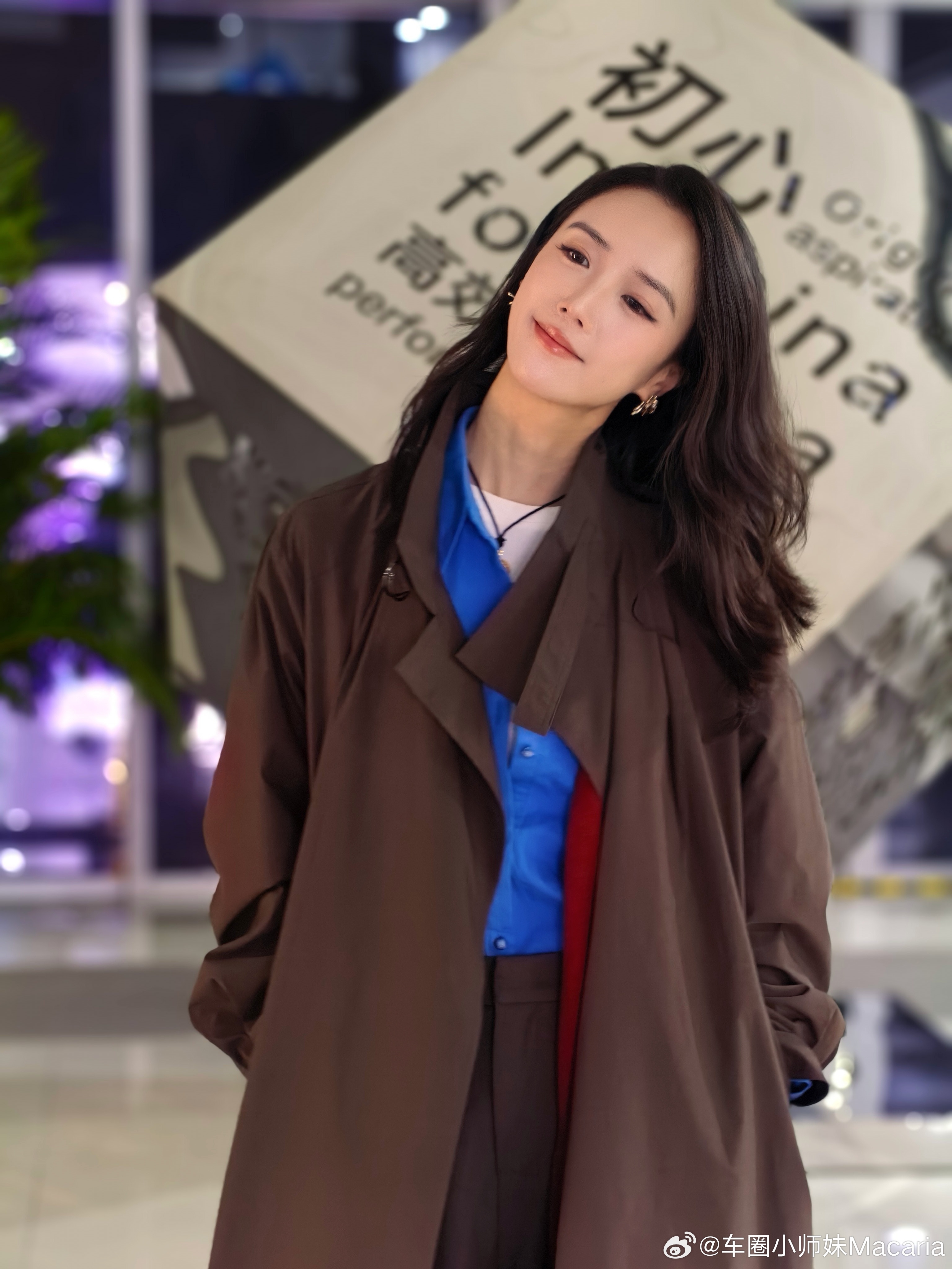 今日份穿搭，最近超爱深棕美拉德色系，这件立领风衣真的超百搭且松弛，一身棕色会有些