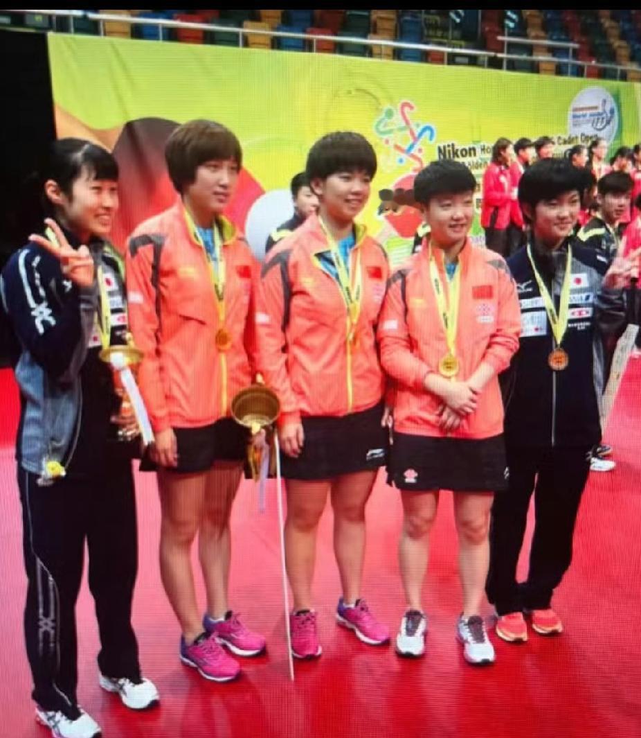 15岁孙颖莎的珍贵旧照，少年意气藏不住
 
刷到一张2016年香港青少年乒乓球团