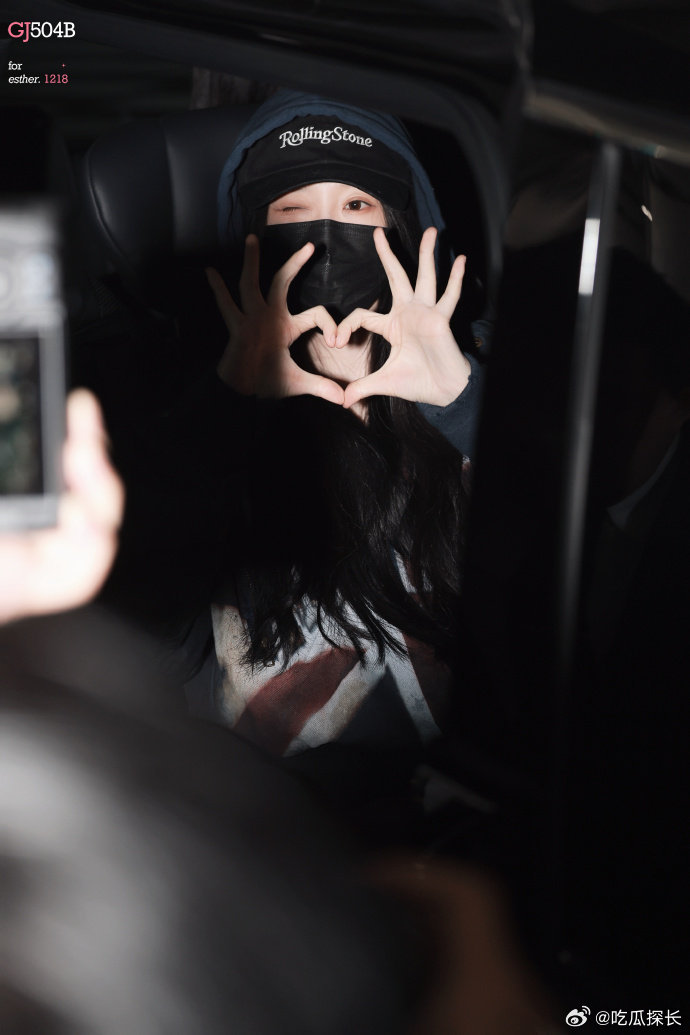 虞书欣韩国到达路透 昨天活动刚结束，今天人就到韩国了，虞书欣这行程密度真的没谁了