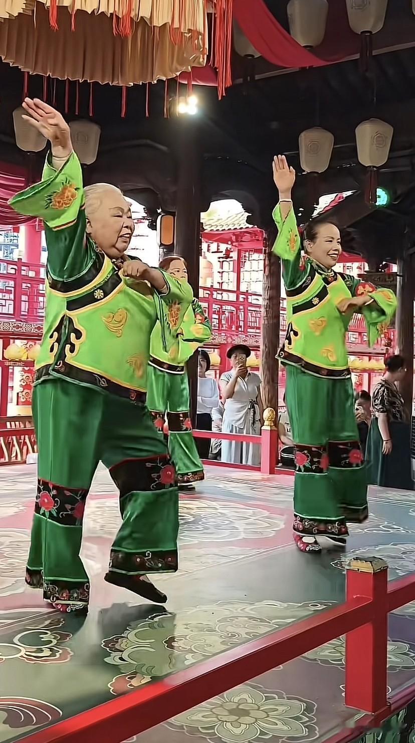 唐山河头老街火了，这次清楚了“俏夕阳”舞蹈队，当看到老人们舞台上舞动的一刻，很多